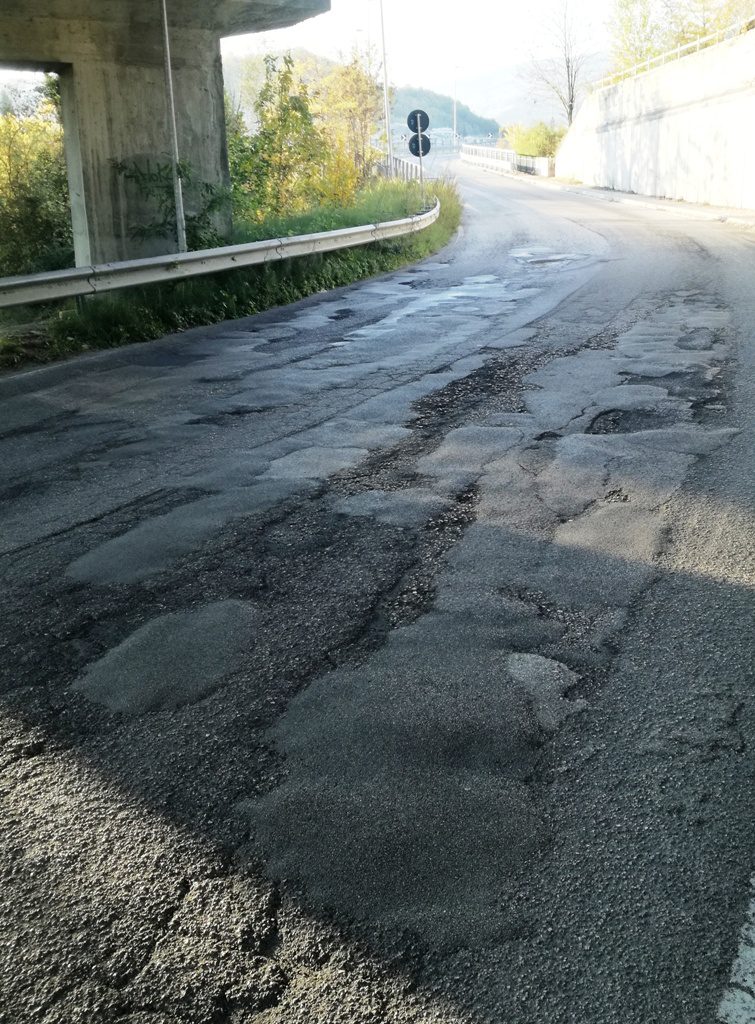 1 bretella stradale sotto ponte san gabriele voragini e buche 755x1024