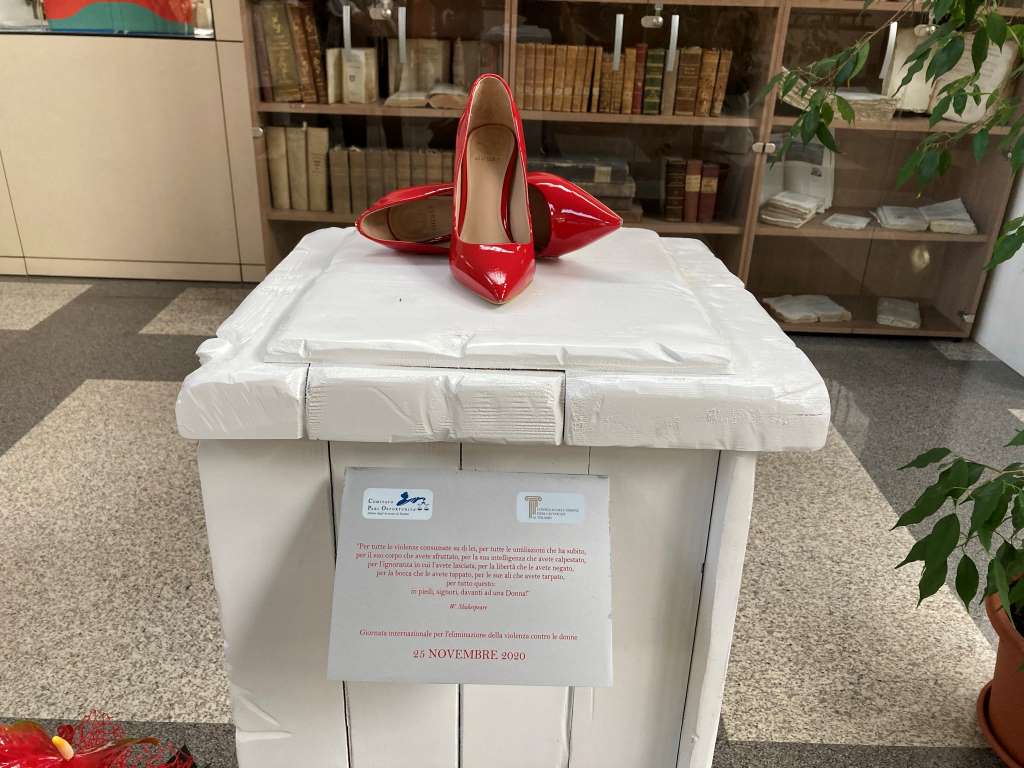 1.Le_scarpette_rosse_in_tribunale.JPEG