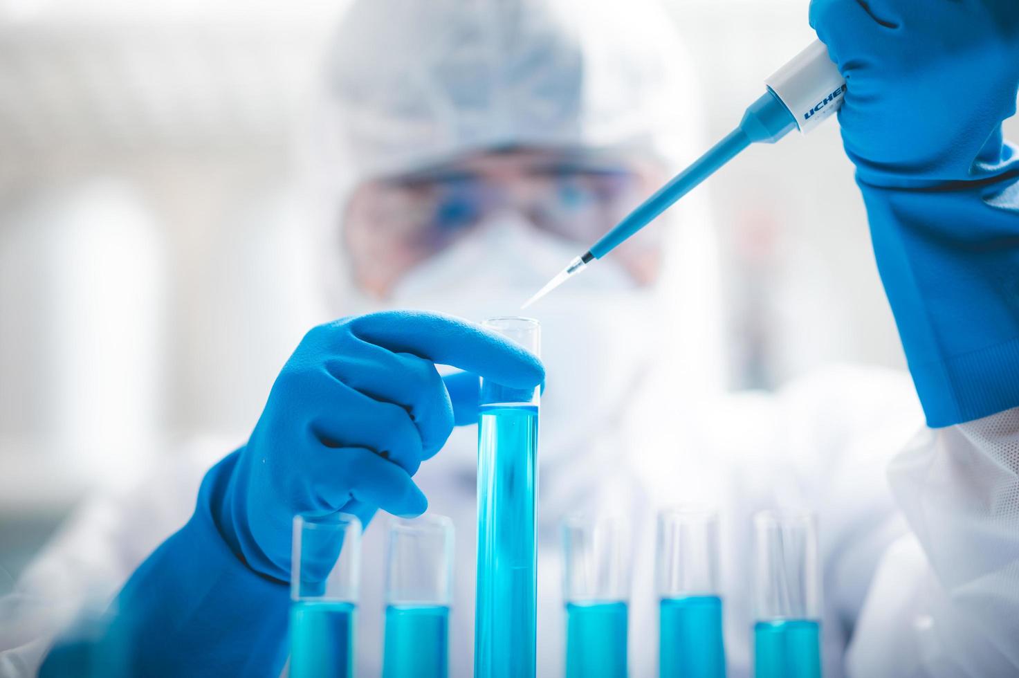 2224241-scienziato-mettendo-liquido-in-una-provetta-gratuito-foto.jpg