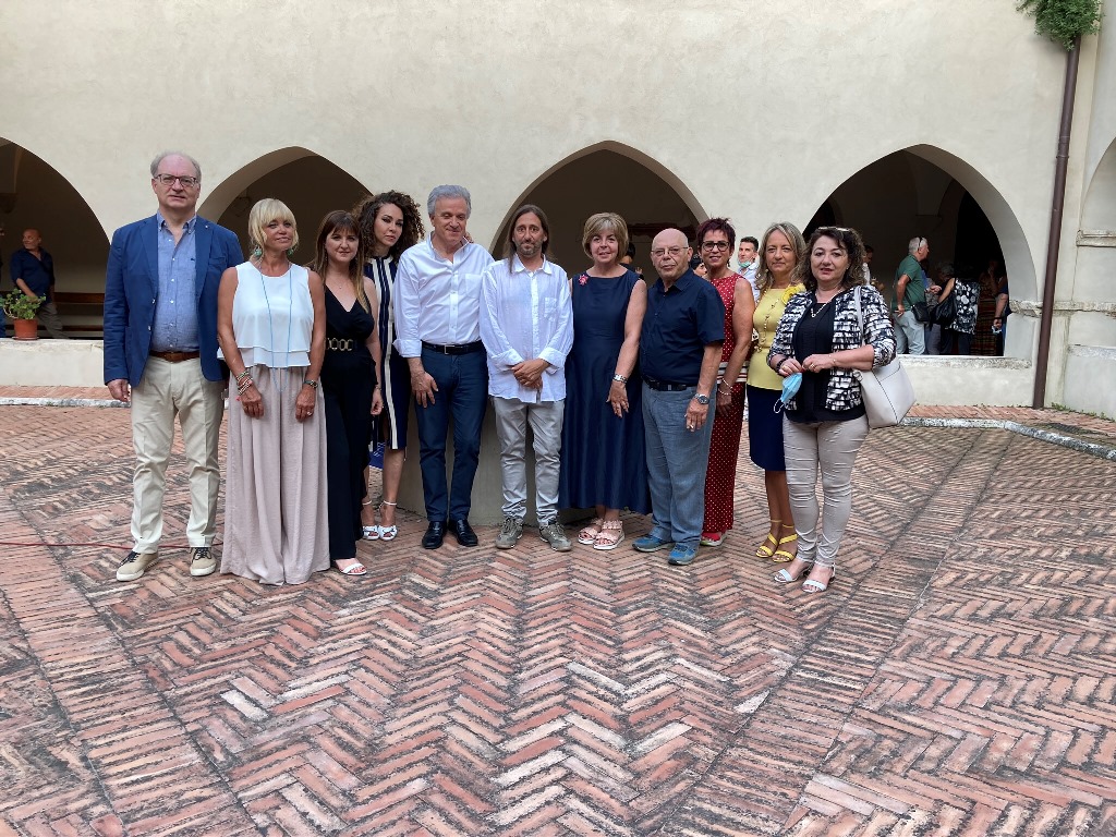 6._Foto_di_gruppo_degli_organizzatori_con_gli_autori_degli_scatti.JPEG