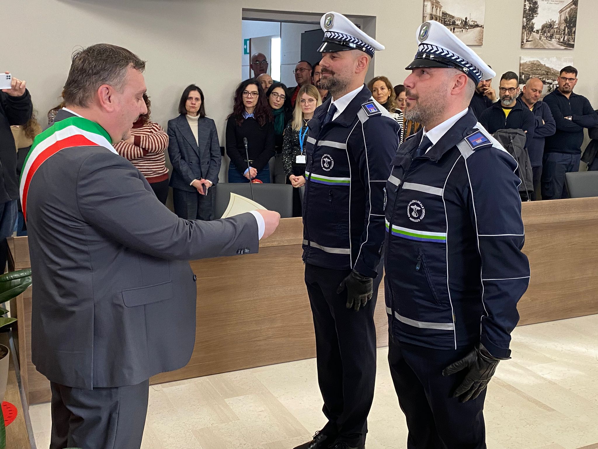 Il_sindaco_Scordella_consgna_lAttestato_di_Encomio_agli_Agenti_di_PL_Paolo_Pezzetti_e_Gianmichele_Narcisi.jpeg