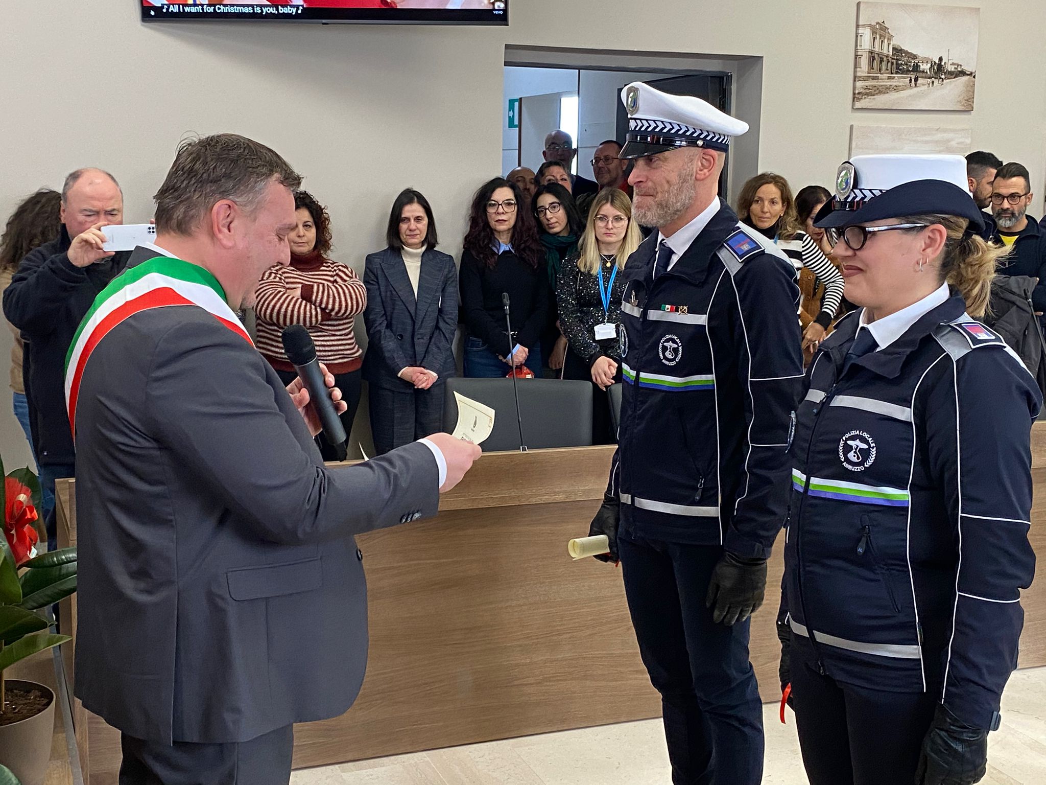 Il_sindaco_Scordella_consgna_lAttestato_di_Encomio_alla_Assistente_Capo_di_di_PLGiuseppina_Orlando_e_allagente_di_PL_Sandro_Salerni.jpeg
