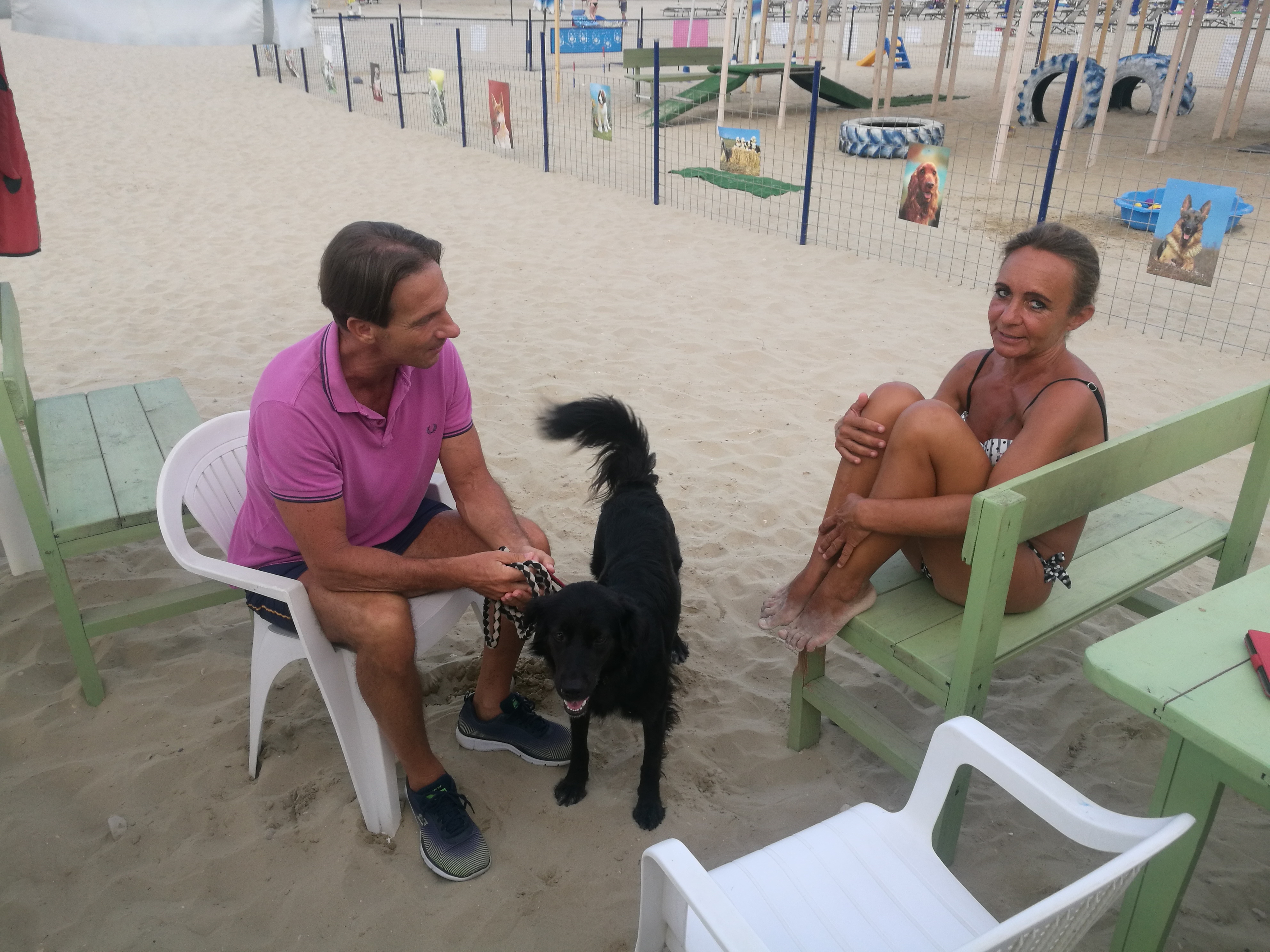 Il sindaco e Giusy Branella nella spiaggia libera per accesso agli animali daffezione