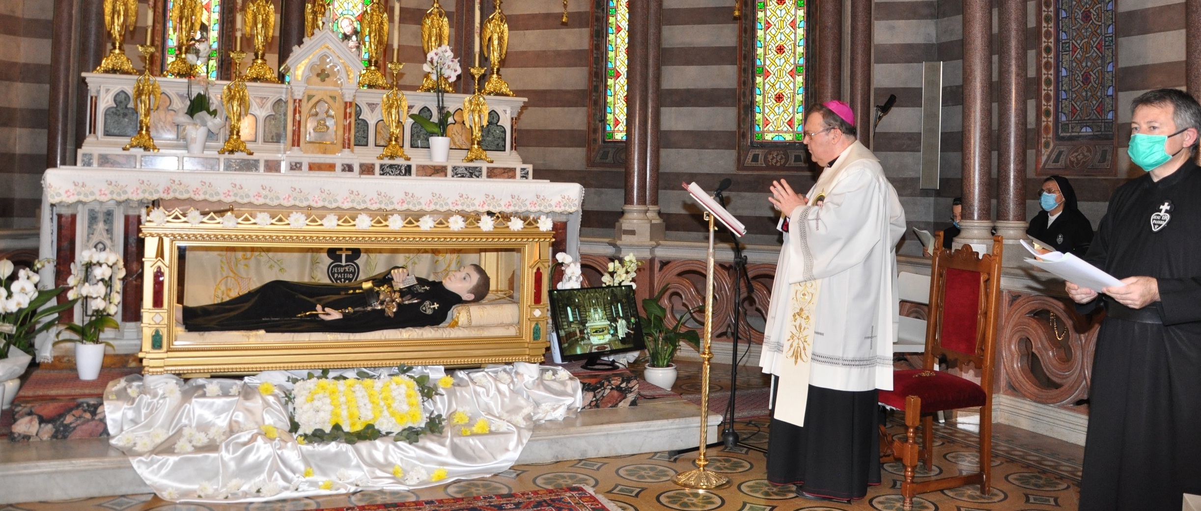Veglia_mariana_internazionale_2020_il_vescovo_Leuzzi_con_il_rettore_del_santuario_Di_Giosia_1.JPG