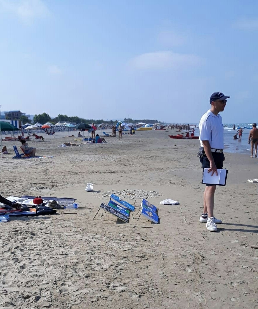 operazione antiabusivismo su spiaggia della Municipale di Giulianova.JPG