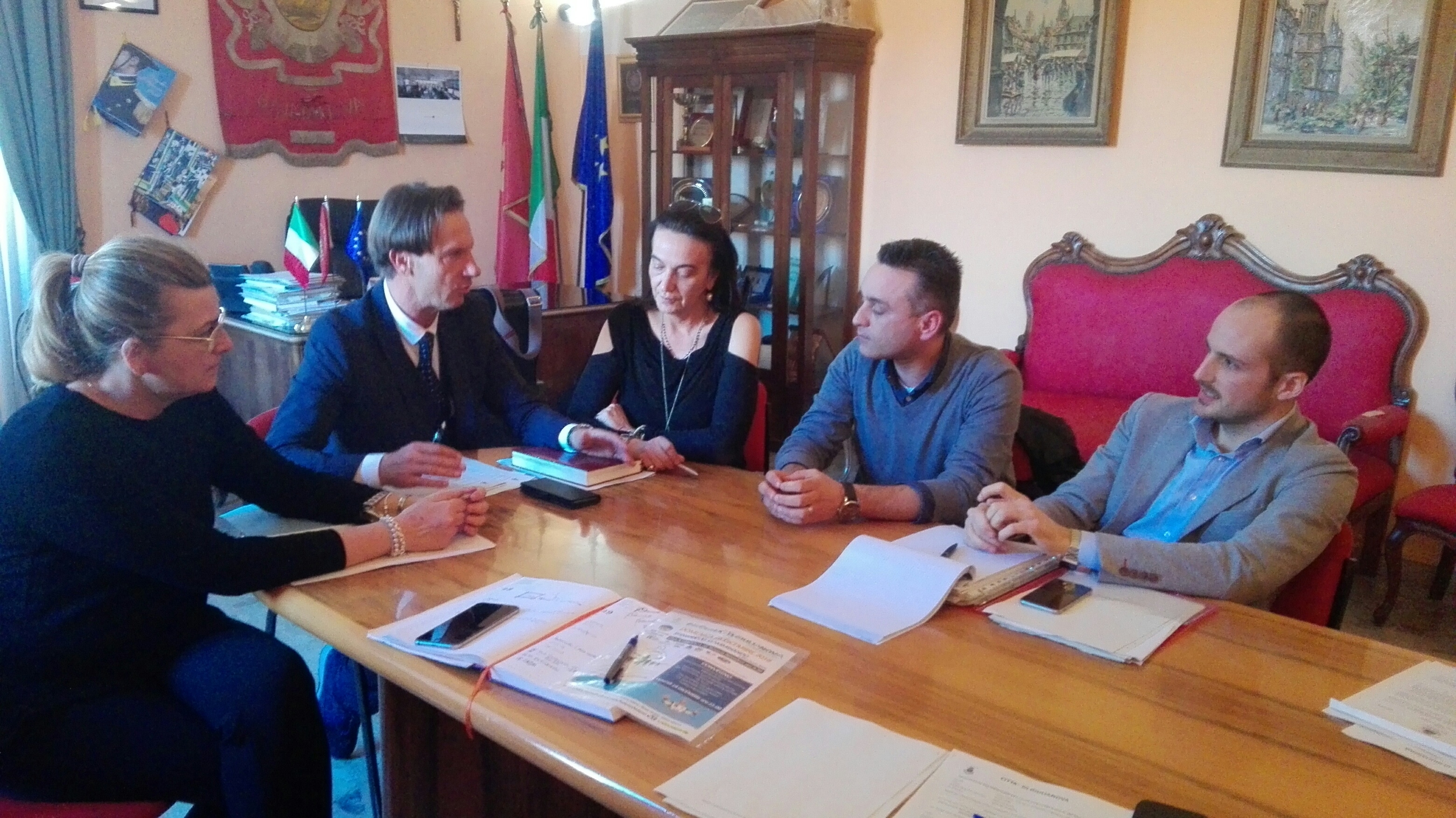 riunione di giunta con sindaco.JPG