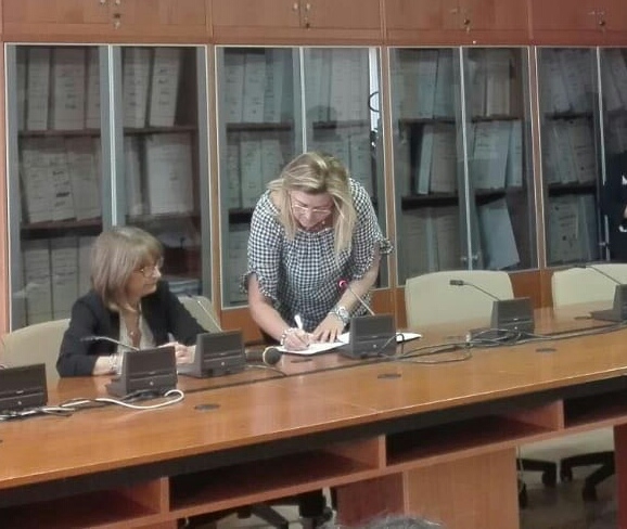 sottoscrizione del protocollo da parte della vicesindaco Cameli.JPG